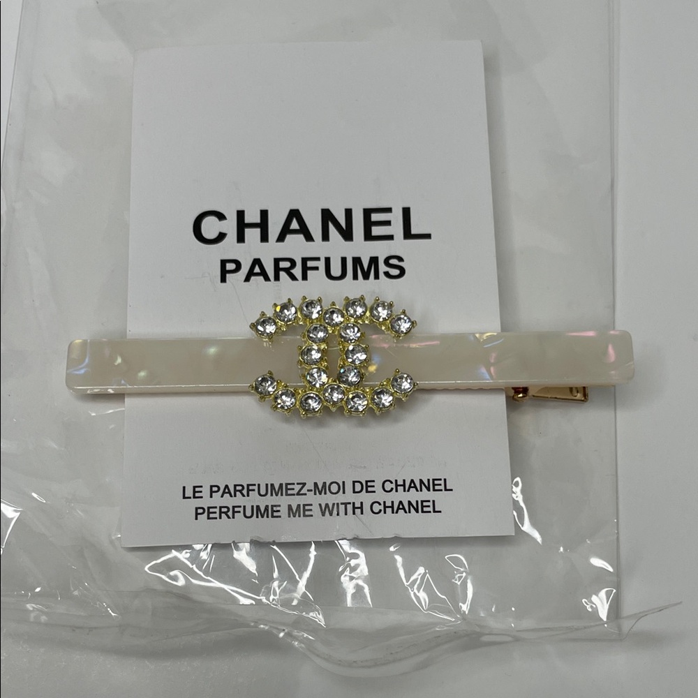 CHANEL Ivory and Gold Hair Clip - Picture 1 of 5